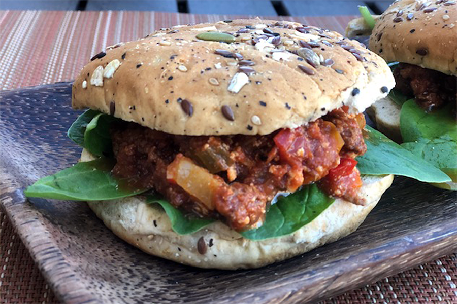 Sloppy Joe burger with grain bread and spinach